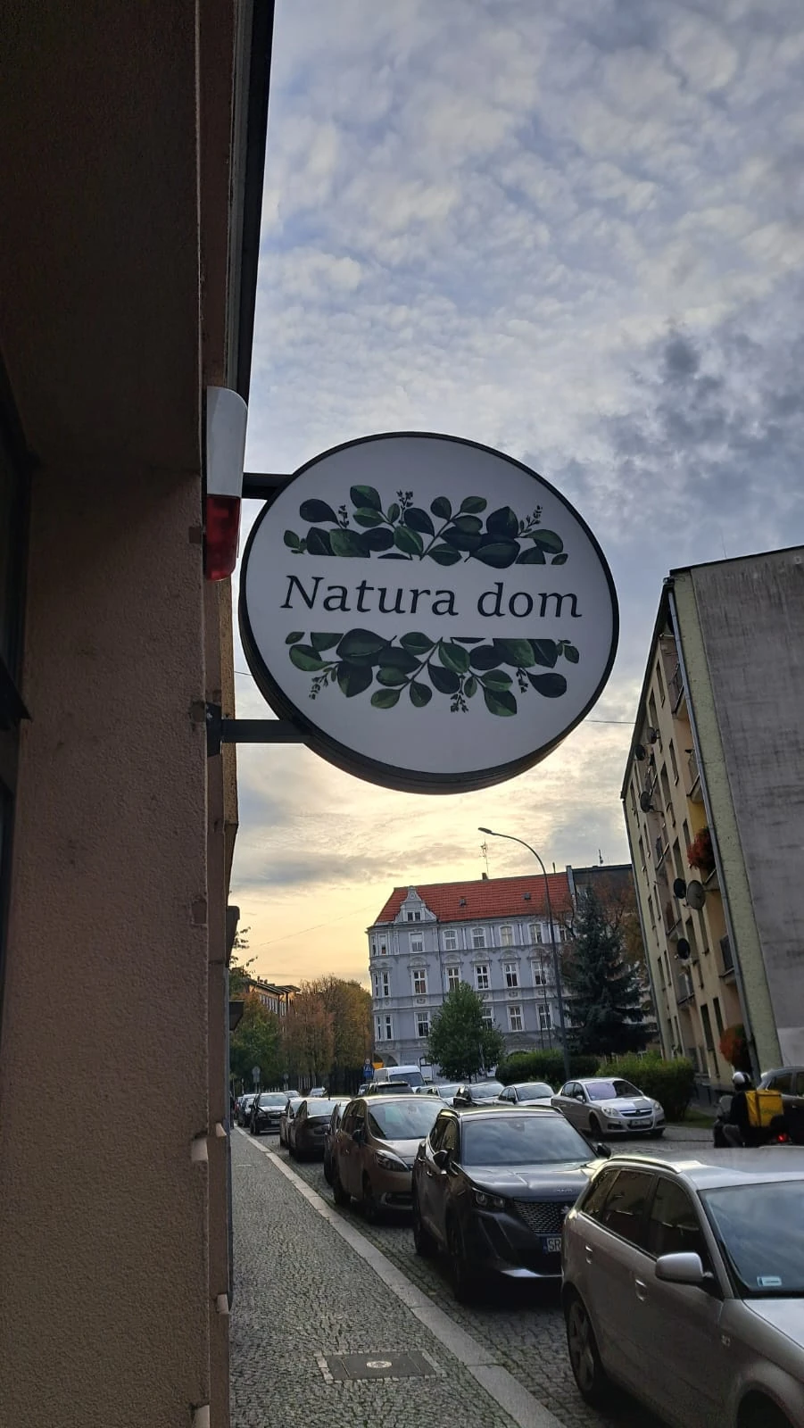 Zamontowany szyld Natura Dom na elewacji sklepu